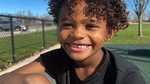 7χρονος έσωσε 3χρονο αγοράκι από πνιγμό - το τράβηξε από τον πάτο της πισίνας!